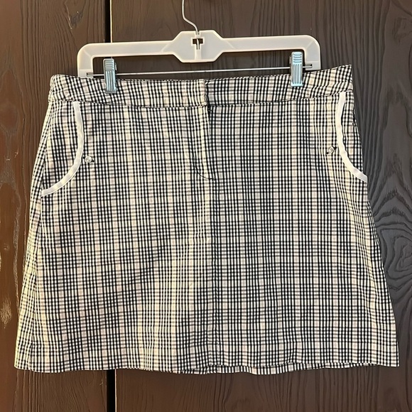 Izod black/ tan/ white checked skort with black undershorts. Size 10. - Picture 1 of 10